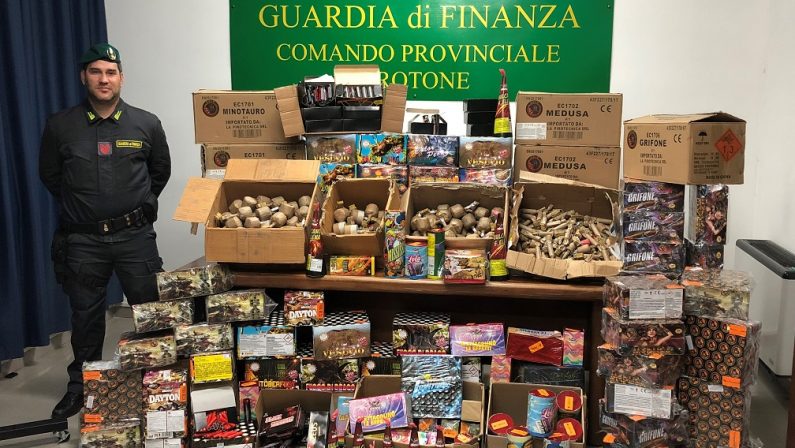 Oltre quattro quintali di botti illegali sequestrati dalla Guardia di Finanza a Crotone tra magazzini e bancarelle