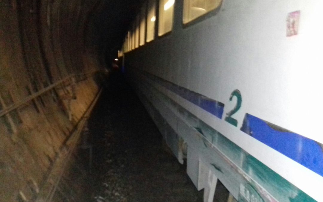 Il treno deragliato nella galleria Santomarco