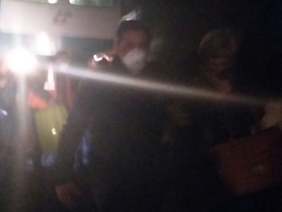 I soccorsi dopo il deragliamento del treno a Paola