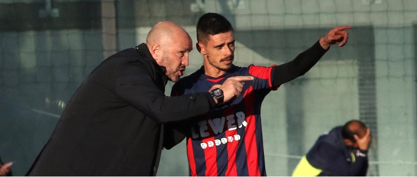 Zenga discute con Stoian durante Crotone-Chievo