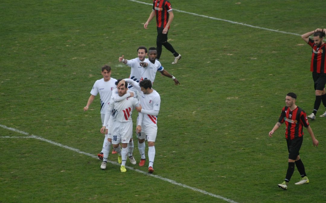 Allegretti Vibonese esultanza dopo gol alla Nocerina
