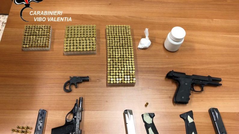 Armi e munizioni nascoste nello spazio per il contatore del condominio, arrestato un uomo a Vibo Valentia