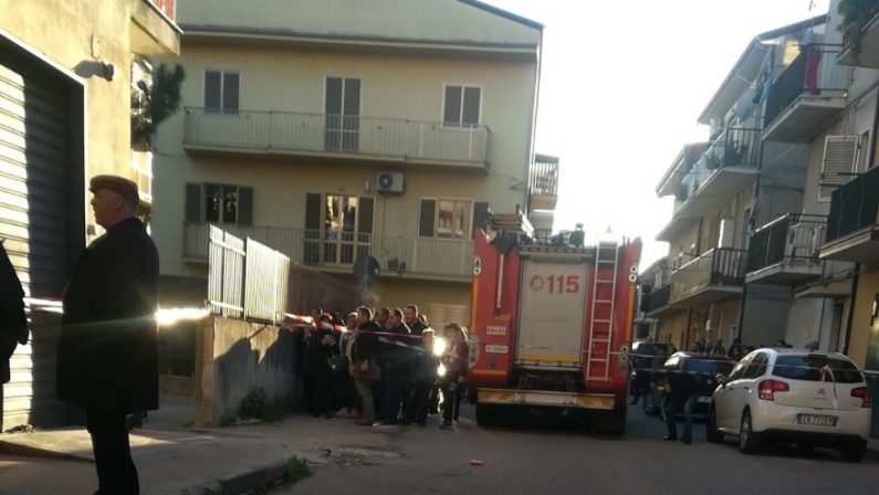 Ferisce a colpi di arma da fuoco due persone e poi si barrica in casa, intervengono i carabinieri