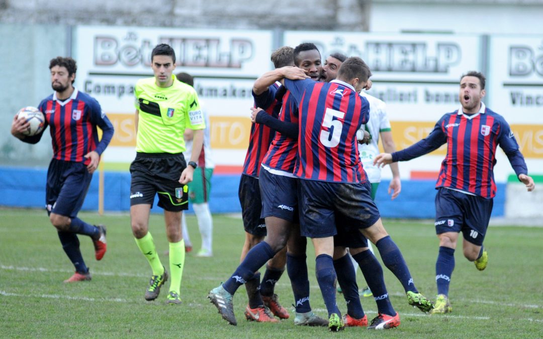 L'esultanza dei calciatori della Vibonese in occasione dell'ultima gara vinta contro la Sancataldese