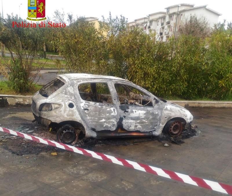 L'auto incendiata all'interno della quale si trovava il cadavere