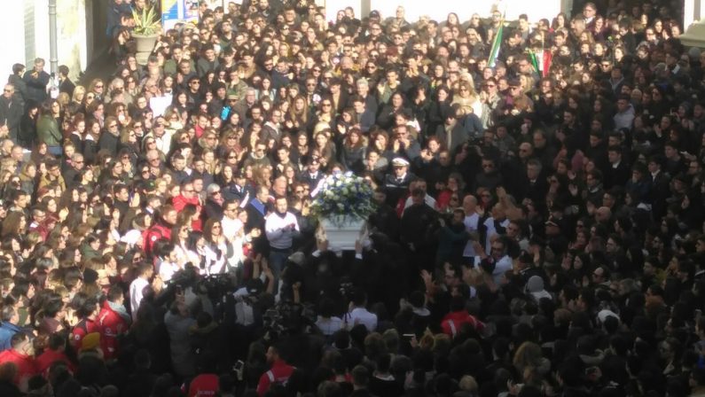 FOTO - In migliaia ai funerali di Giuseppe ParrettaCommozione alle esequie del 18enne ucciso a Crotone