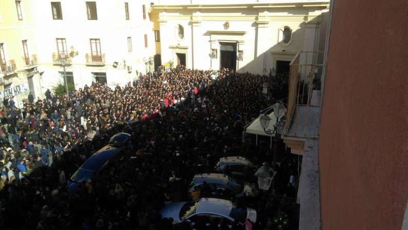 Tutta Crotone abbraccia Giuseppe, migliaia ai funeraliLa danza ed i palloncini per salutare il giovane ucciso