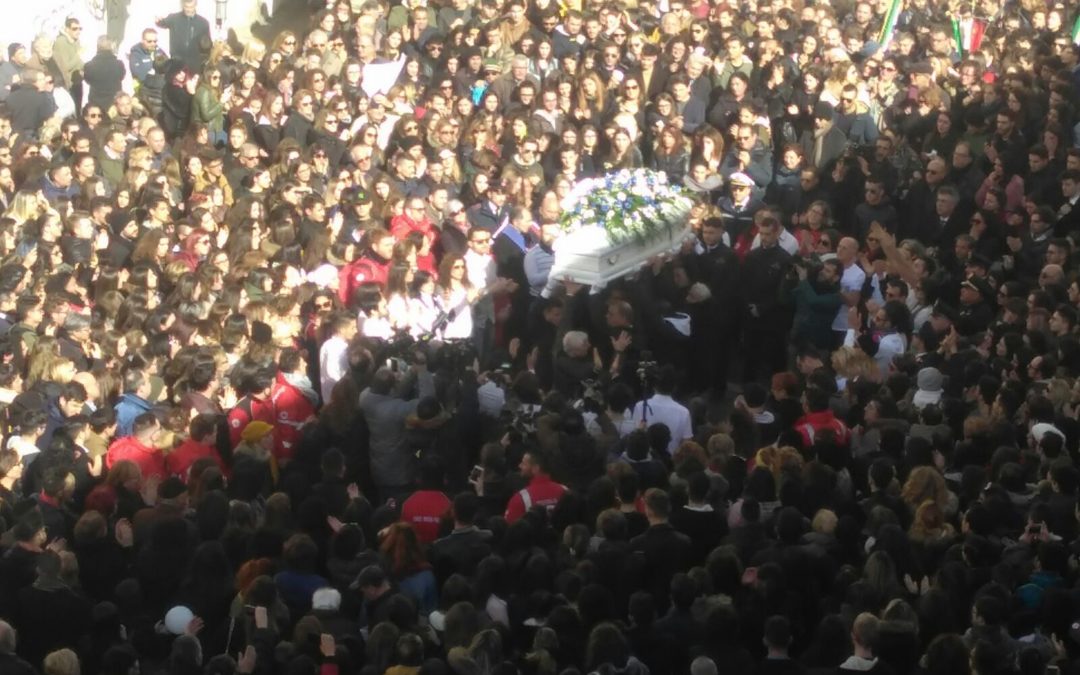 La folla presente ai funerali di Giuseppe Parretta