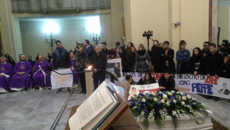 VIDEO - La commozione ai funerali di Giuseppe ParrettaUcciso a colpi di pistola a soli 18 anni a Crotone 