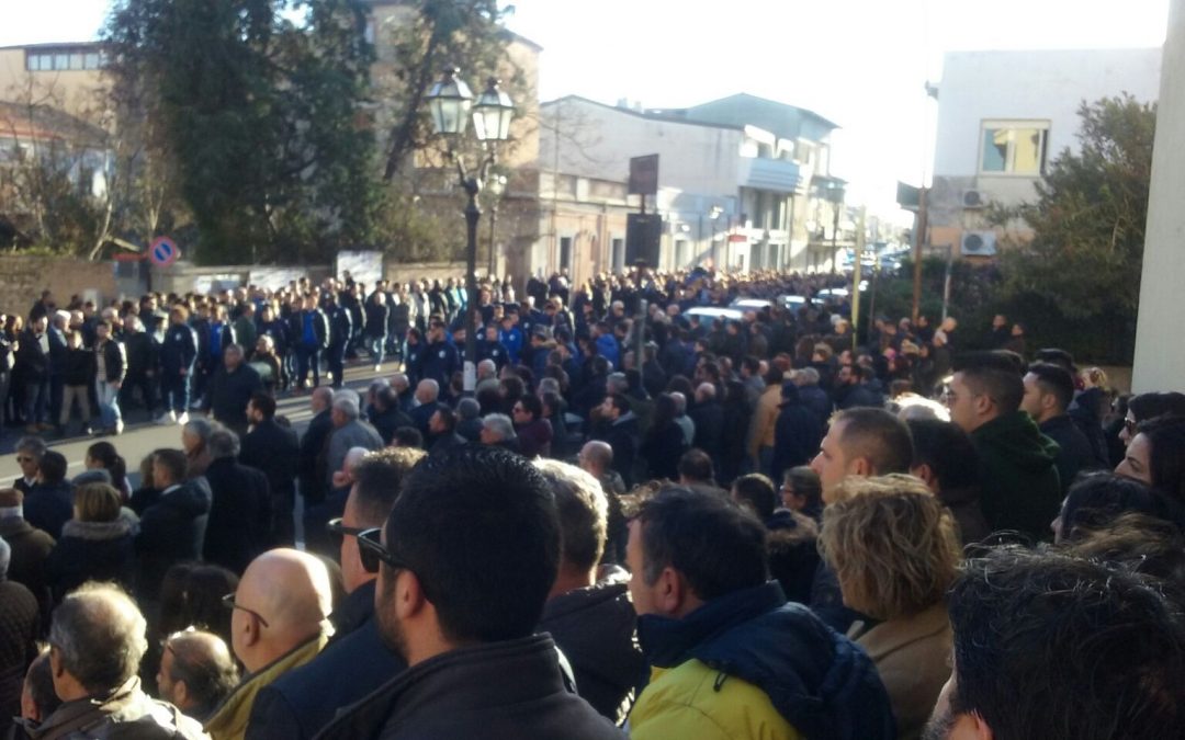 La folla all'esterno della chiesa