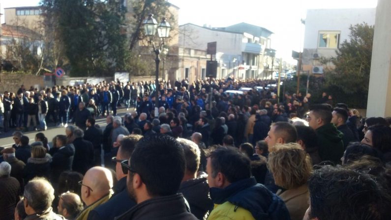 Folla commossa a Siderno ai funerali dell’imprenditore investito all’uscita di un cinema FOTO