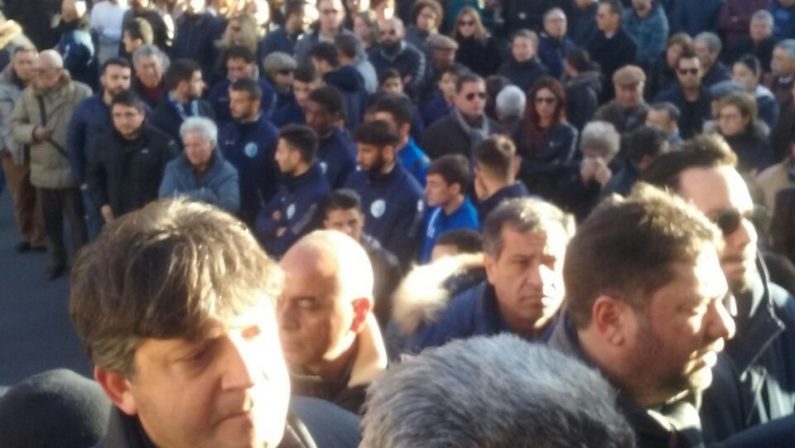 FOTO - Tanta gente e tanta commozione a Siderno ai funerali di Pasquale Sgotto