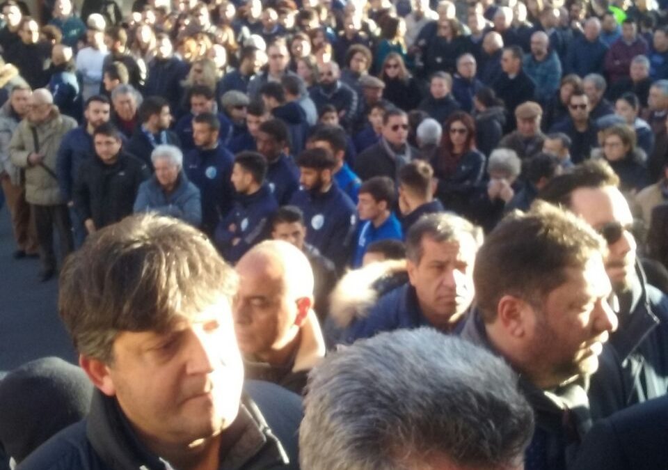 FOTO – Tanta gente e tanta commozione a Siderno ai funerali di Pasquale Sgotto