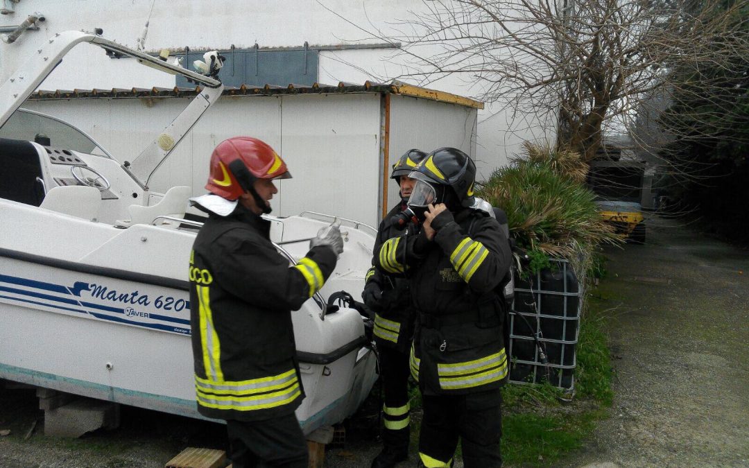 I vigili del fuoco sul luogo dell'incendio