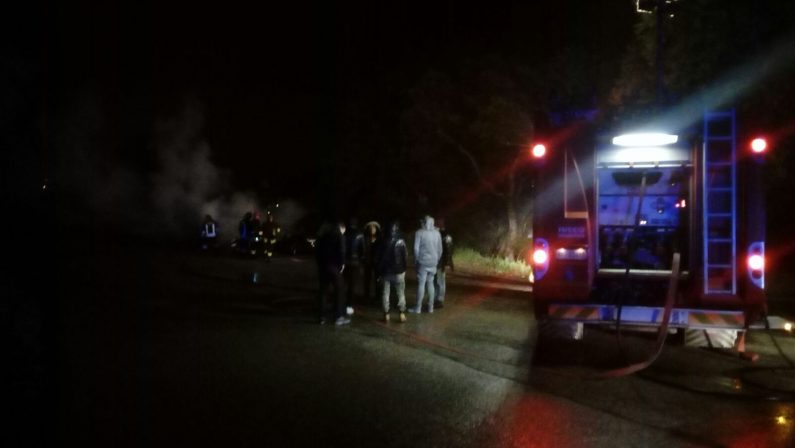 Cinque incendi nella notte nel Vibonese: bruciate quattro automobili e un escavatore in un cantiere