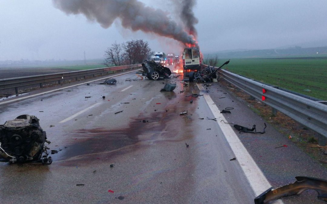 VIDEO – Incidente mortale questa mattina a Melfi: tre vittime nello scontro tra un’auto e un furgone