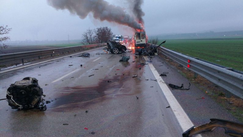 VIDEO - Incidente mortale questa mattina a Melfi: tre vittime nello scontro tra un'auto e un furgone