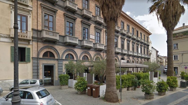 Nozze trash tra vedova di un boss e cantante neomelodico, il Comune  di Napoli insorge