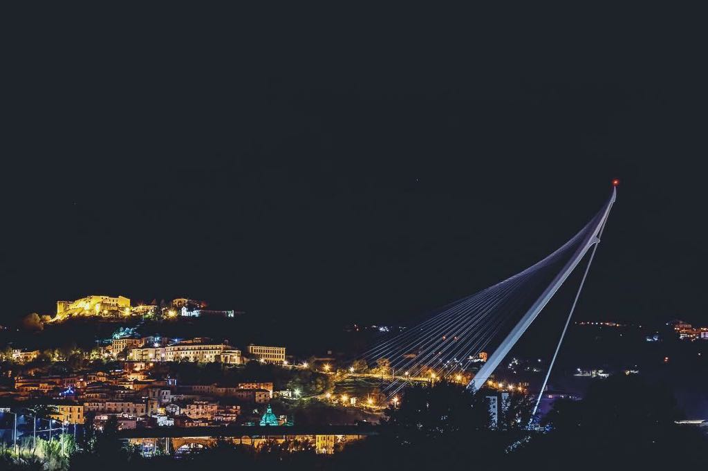 Ponte Calatrava di notte.jpeg