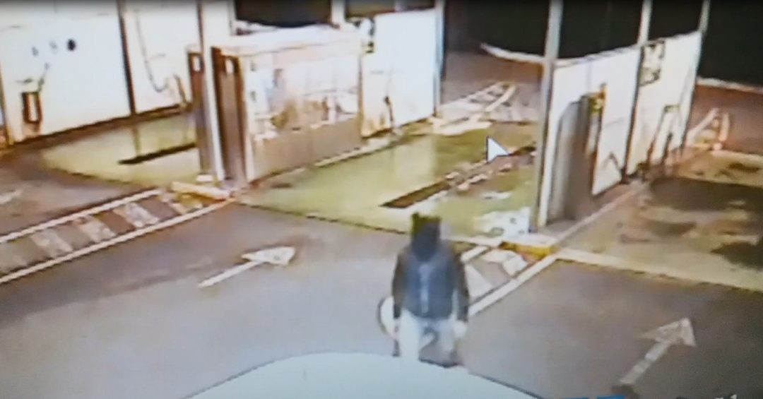 Il rapinatore ripreso dalle camere di sicurezza
