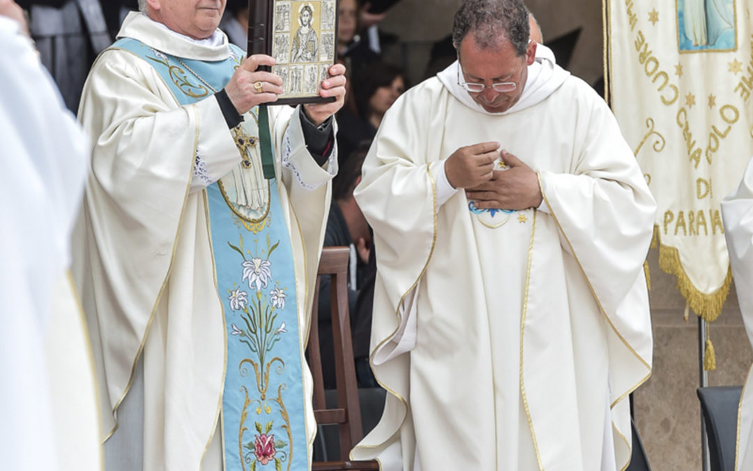 Il vescovo Luigi Renzo durante una celebrazione alla Fondazione di Natuzza
