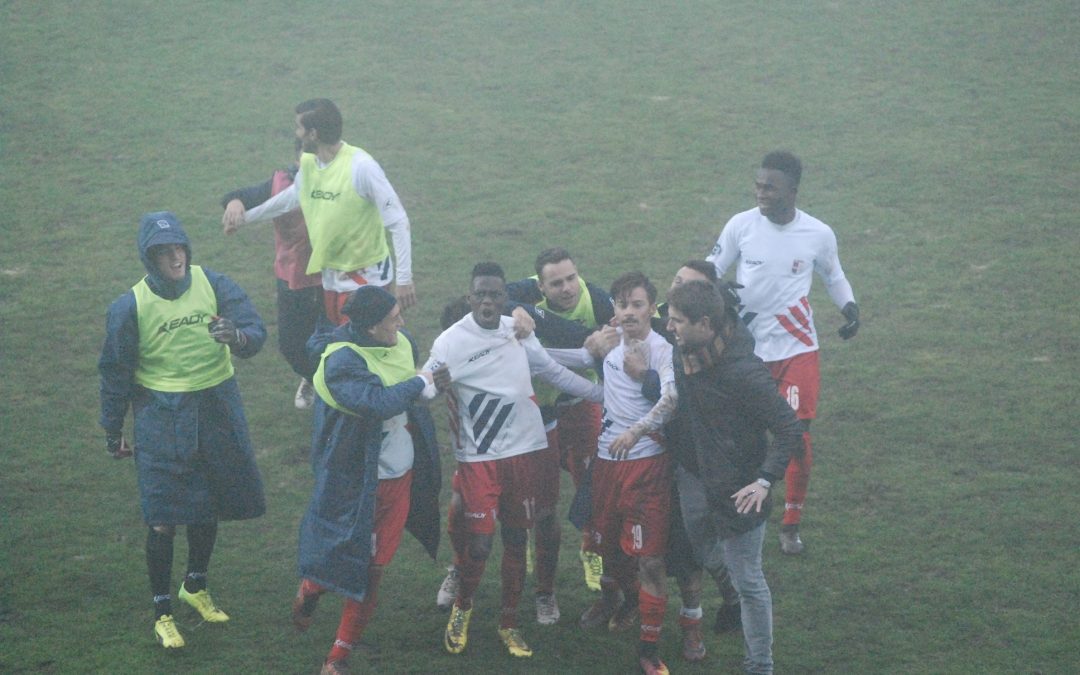 I giocatori della Vibonese festeggiano la vittoria sul Gela