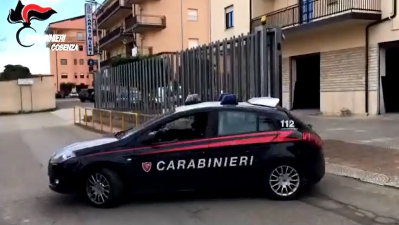 Pistole e droga in casa, arrestato un sessantenne a Cosenza