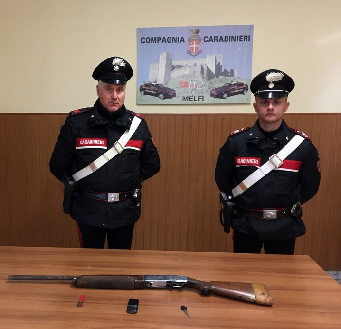 I carabinieri di Melfi mostrano il fucile calibro 12 da cui è partito un colpo sparato in aria