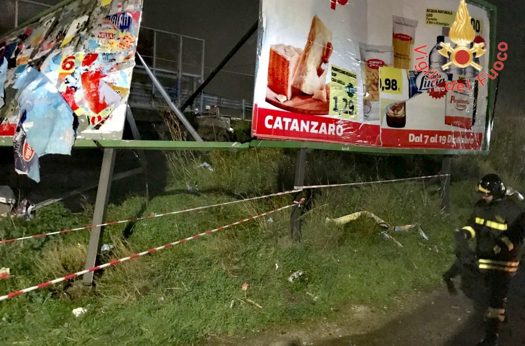 Cartelloni pubblicitari divelti dal vento a Catanzaro