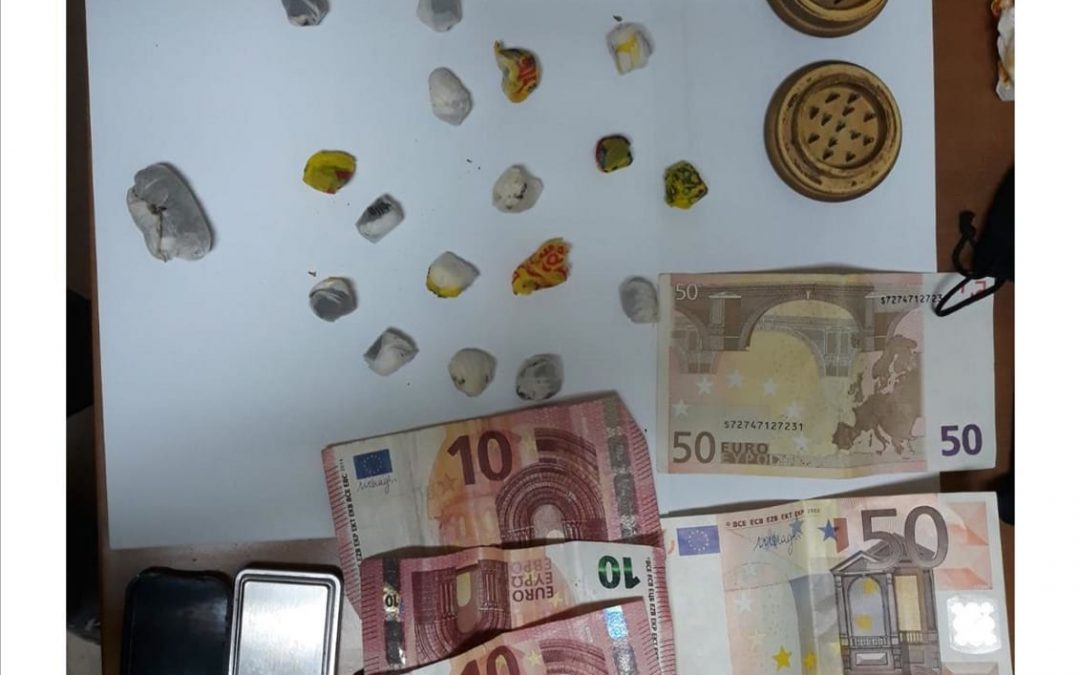 La droga ed i soldi sequestrati