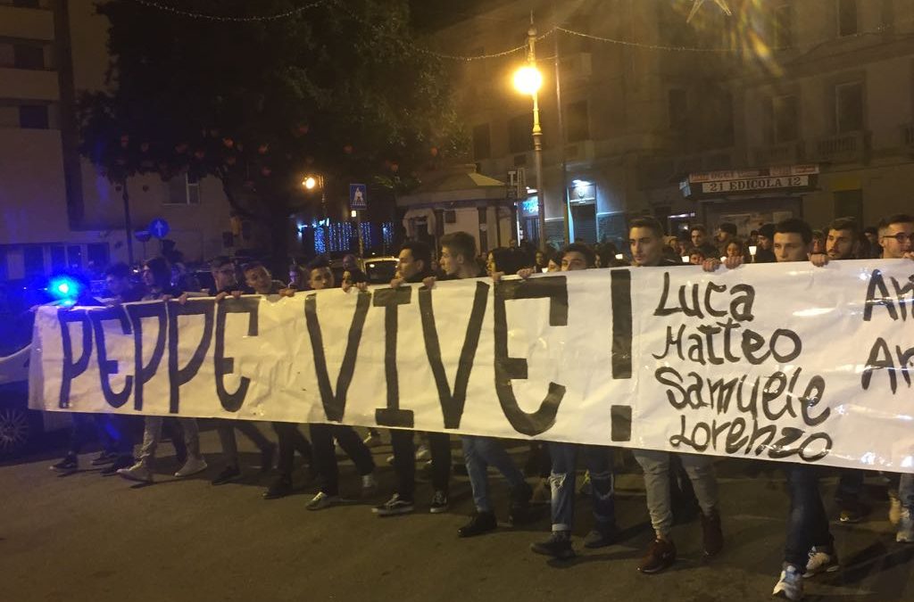 FOTO – Omicidio 18enne a Crotone, in migliaia alla fiaccolata in ricordo di Giuseppe