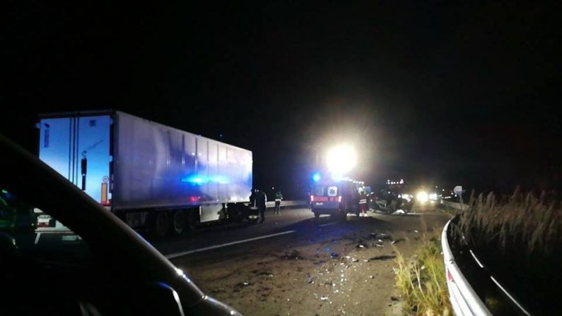 Scontro tra un Tir e un'autovettura, muore un uomoL'incidente sulla strada statale 106 nel Cosentino
