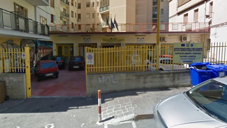 Crollano pannelli di cartongesso dal soffitto di una scuola di Catanzaro, studenti disertano le lezioni