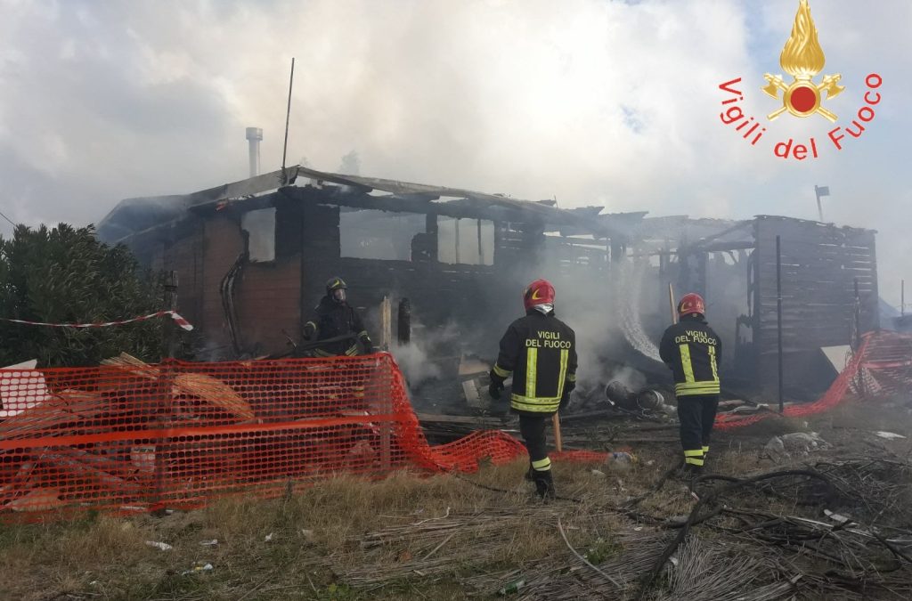 Il lido distrutto dall'incendio
