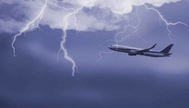 Piogge intense su Lamezia, deviato il volo da MilanoA bordo anche Pierluigi Bersani, l'aereo scala a Bari