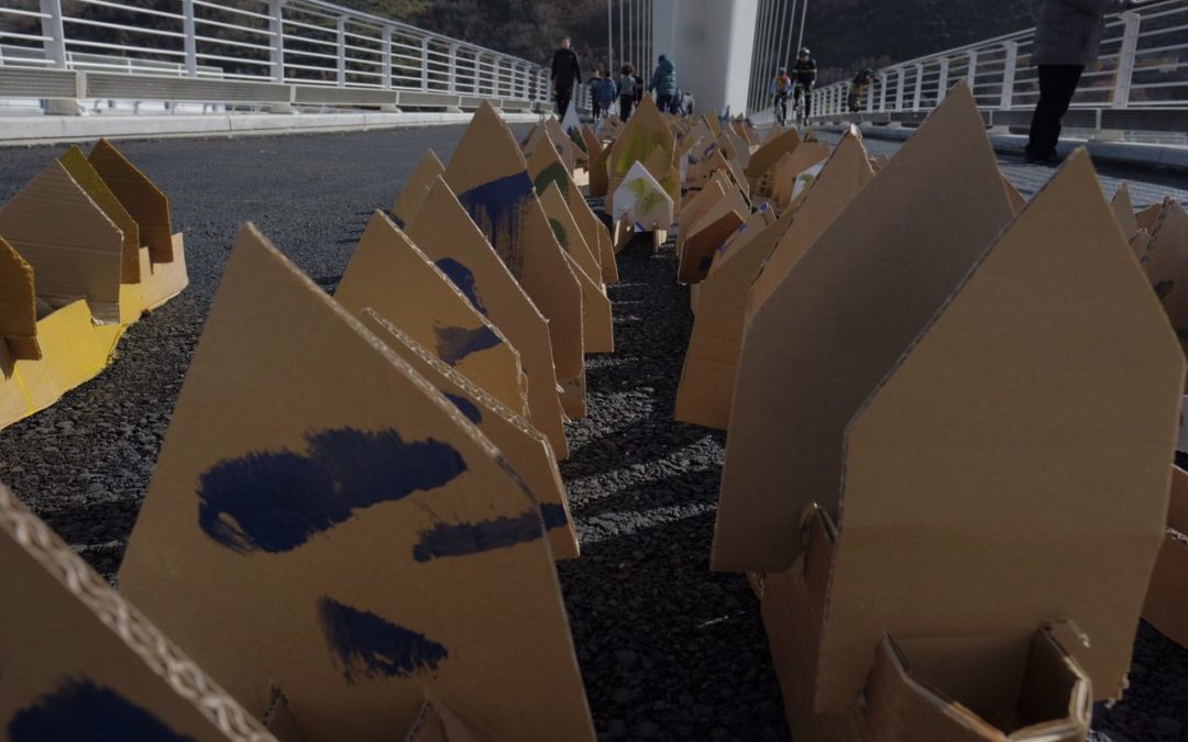 VIDEO – L’artista Marco Cotroneo spiega la sua installazione: mille casette di cartone lungo il ponte di Calatrava a Cosenza