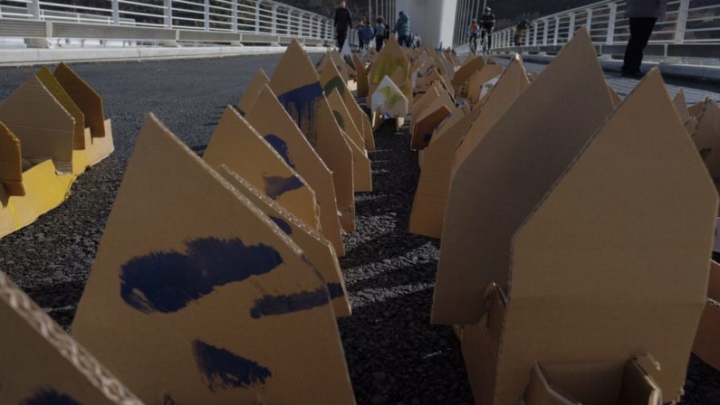 Mille casette di cartone sul ponte di Calatrava: a Cosenza l’installazione temporanea dell’artista Cotroneo