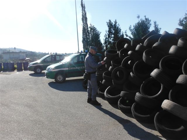 Duemila pneumatici abbandonati scoperti dai carabinieri a Germaneto, denunciate quattro persone