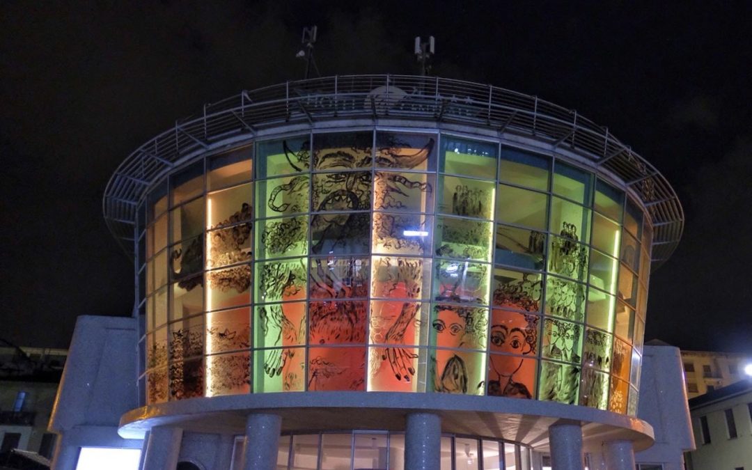 «Esodo» di Marco Cotroneo: l'installazione artistica dall'hotel Centrale occupato dal Comitato Prendocasa