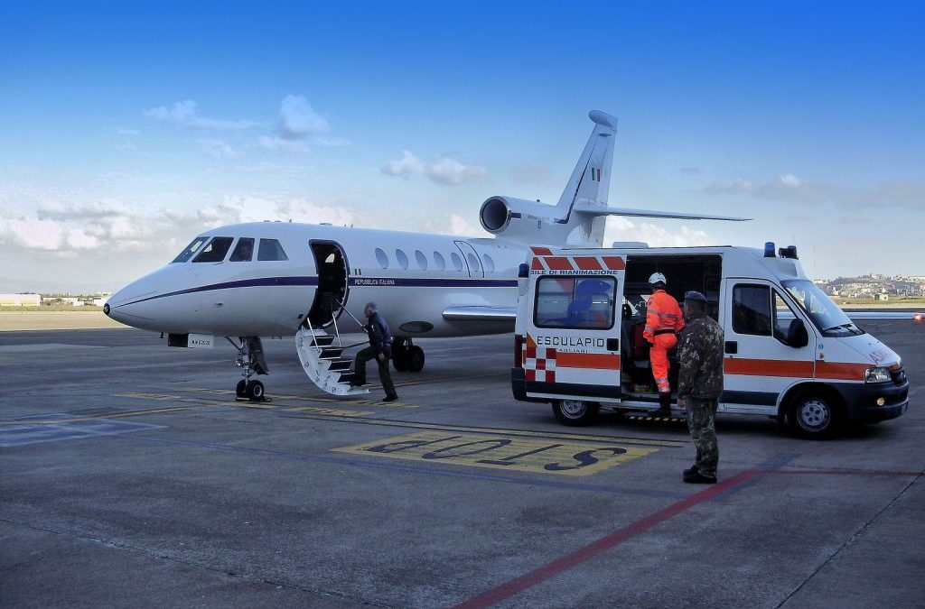 Un Falcon dell'Aeronautica con un'ambulanza
