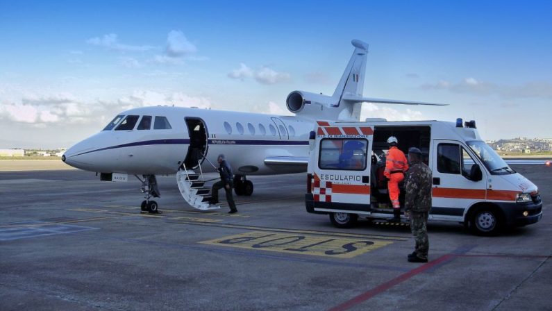 Neonato in pericolo di vita a Reggio CalabriaTrasferito dall'Aeronautica a Genova, plauso di Marziale