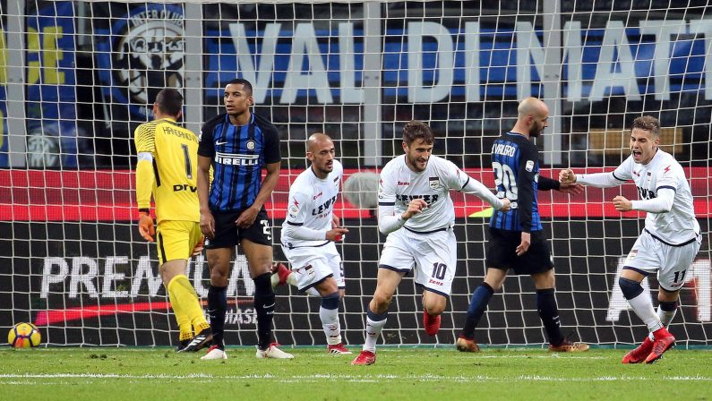 FOTO - Il Crotone pareggia a San Siro contro l'Inter, le immagini della partita