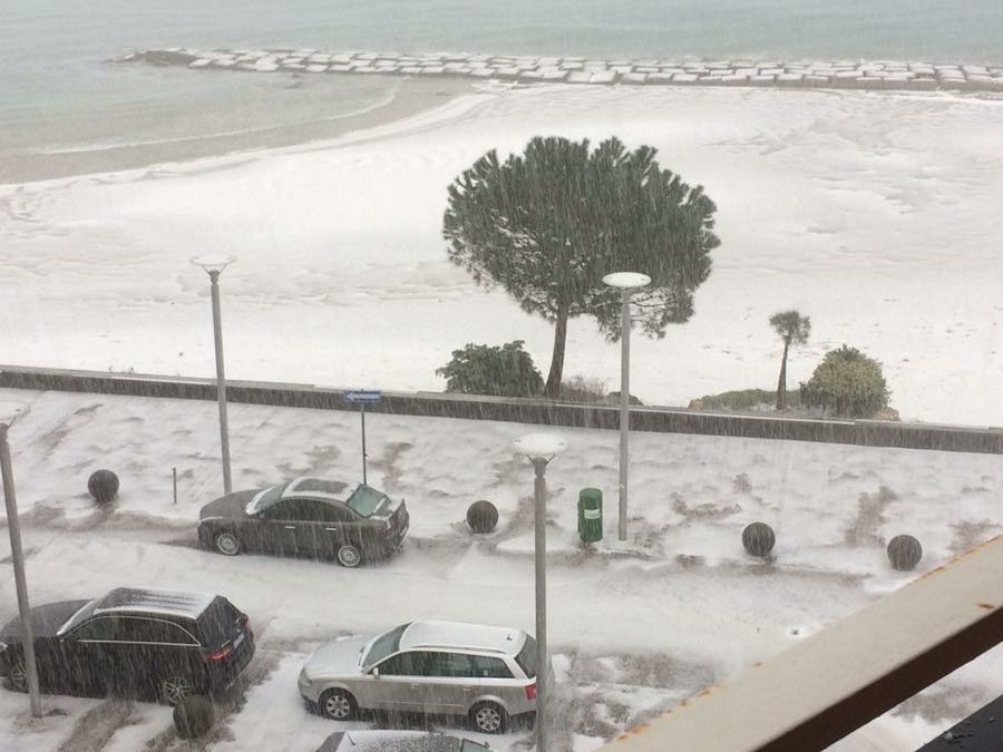 La spiaggia di Crotone imbiancata dalla grandine