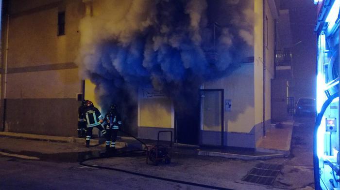 Notte di fuoco a Crotone, due incendiIn fiamme un negozio di scarpe e un'auto