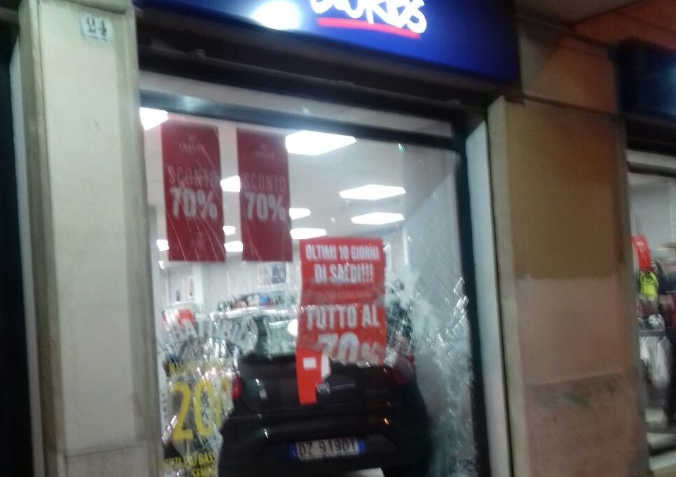 FOTO – Incidente a Vibo, auto sfonda la vetrina di un negozio