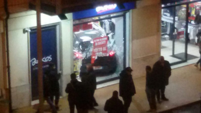 Vibo, incidente stradale in pieno centro cittadinoAuto sfonda vetrina di un negozio di abbigliamento