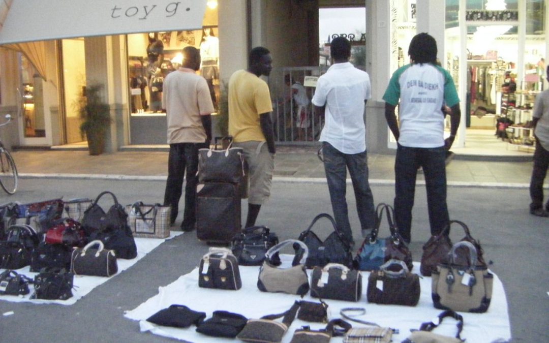 Aggrediscono un ambulante per fargli cambiare posto, tre arresti a Reggio Calabria