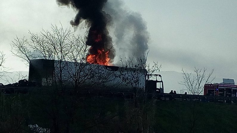Camion in fiamme sul tratto cosentino dell’autostrada A2: distrutta la cabina del mezzo