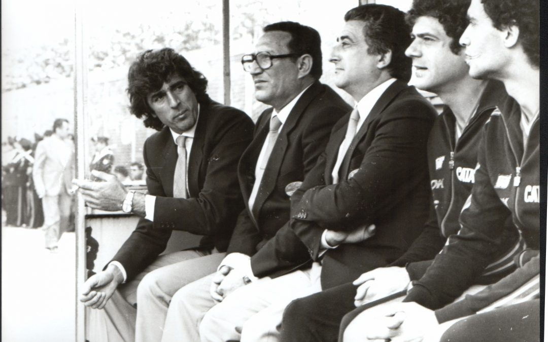 Bruno Pace, il primo a sinistra, sulla panchina del Catanzaro