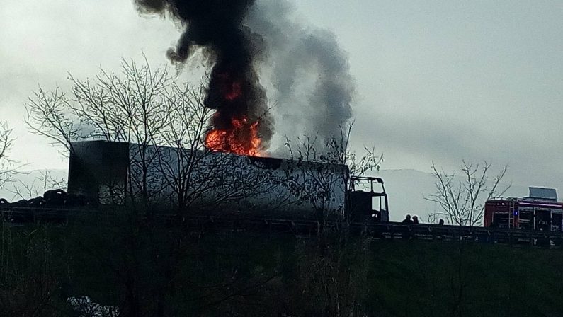 VIDEO - Camion carico di pneumatici in fiamme lungo la Salerno-Reggio Calabria